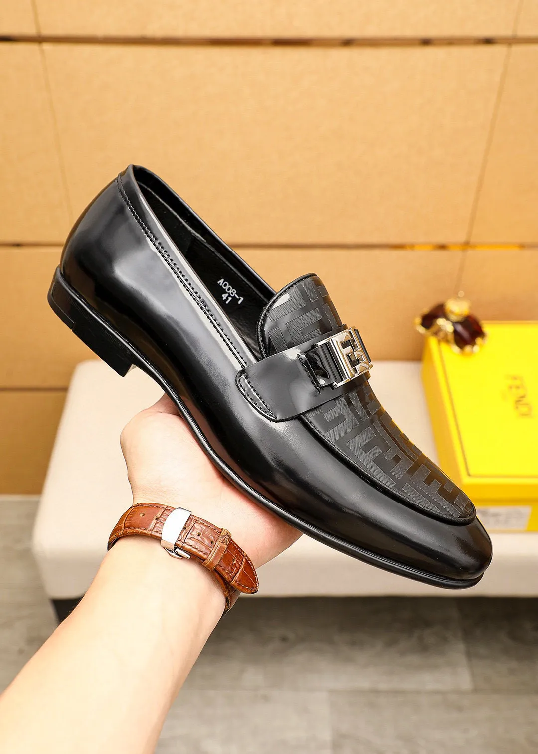 Men's shoes 💰442 💐 Product trademark: FENDI [Fendi] casual leather shoes Regular size: 38-44 (45🉑️customized) Product materials: Selected imported first-layer patent leather laser upper + luxury hardware buckle, imported cowhide leather lining. Strong three-dimensional visual effect, rubber outsole Color: 1⃣️color optional